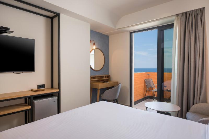 Double Room with Pool View image 1
