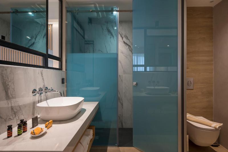Double Room with Pool View image 4