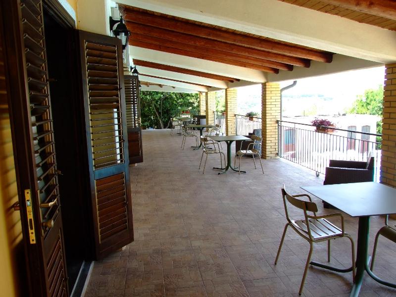 Double Room with Pool View image 4