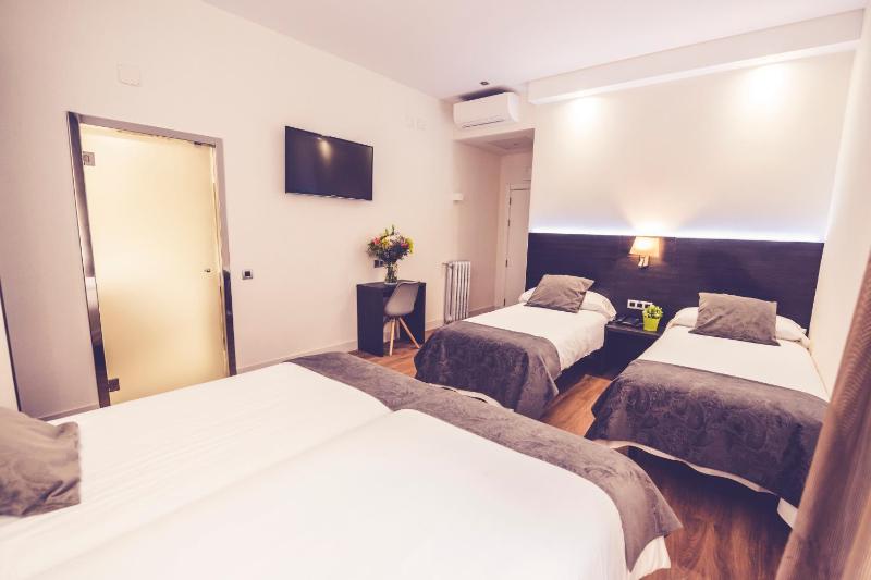 Quadruple Room image 4