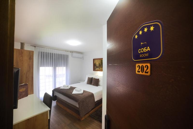 Deluxe Double Room with Balcony image 4