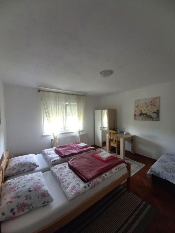 Twin Room with Shared Bathroom image 2