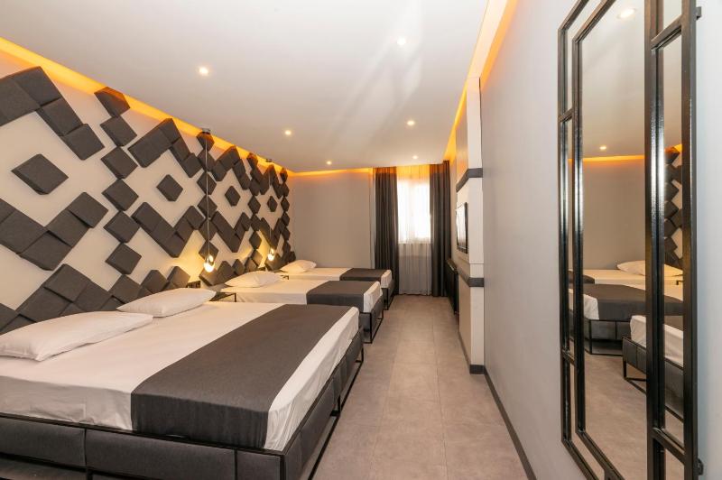 Quadruple Room image 4