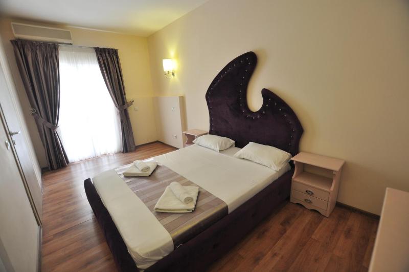 One-Bedroom Apartment image 2