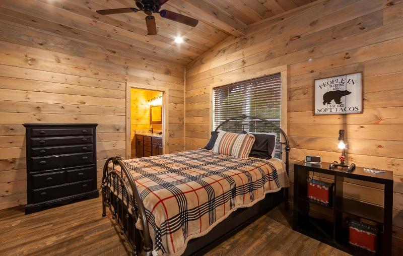 Creekside Manor Too cabin - image 25