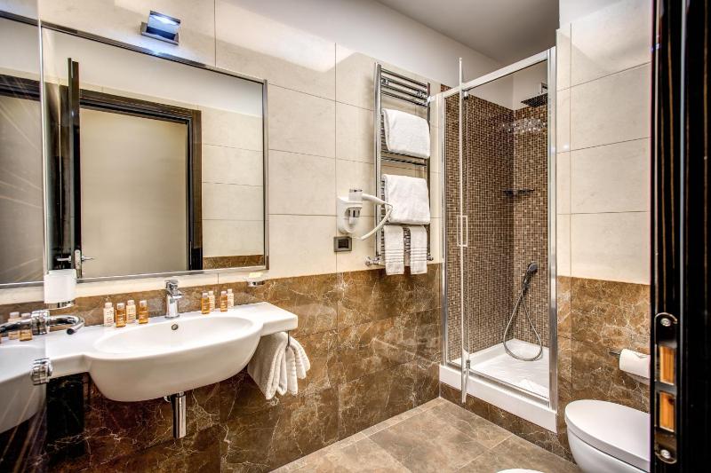 Superior Double or Twin Room with City View image 3