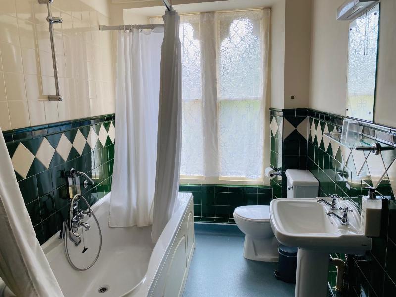 En Suite Twin Room image 3