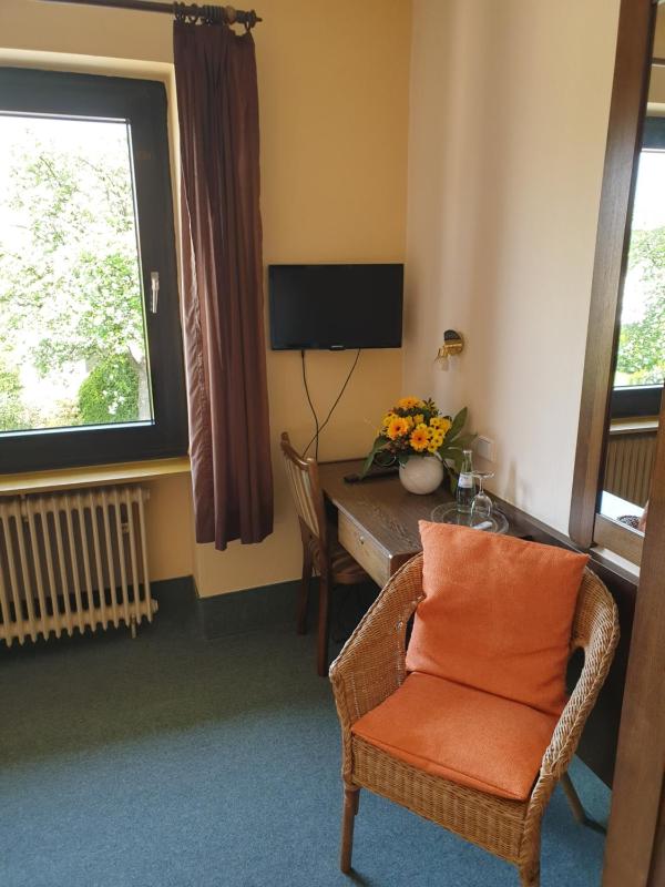 Twin Room with Bathroom image 3