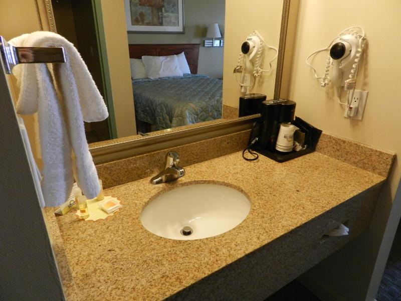 Queen Room - Non-Smoking image 2