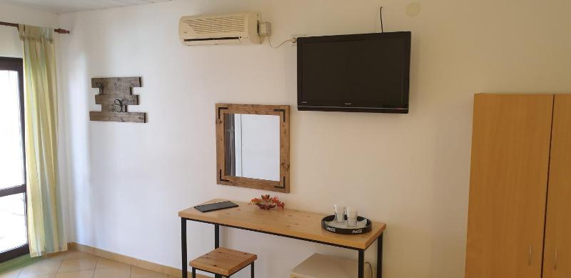 Standard King Room image 3