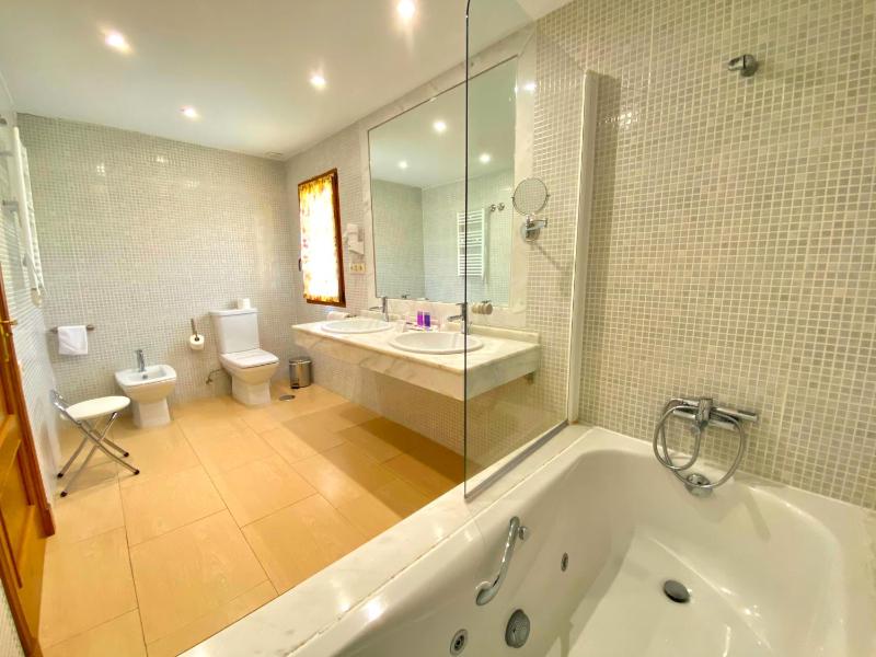 Suite with Spa Bath image 4