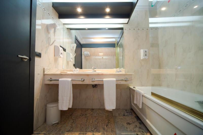 Double or Twin Room with Sea View image 4