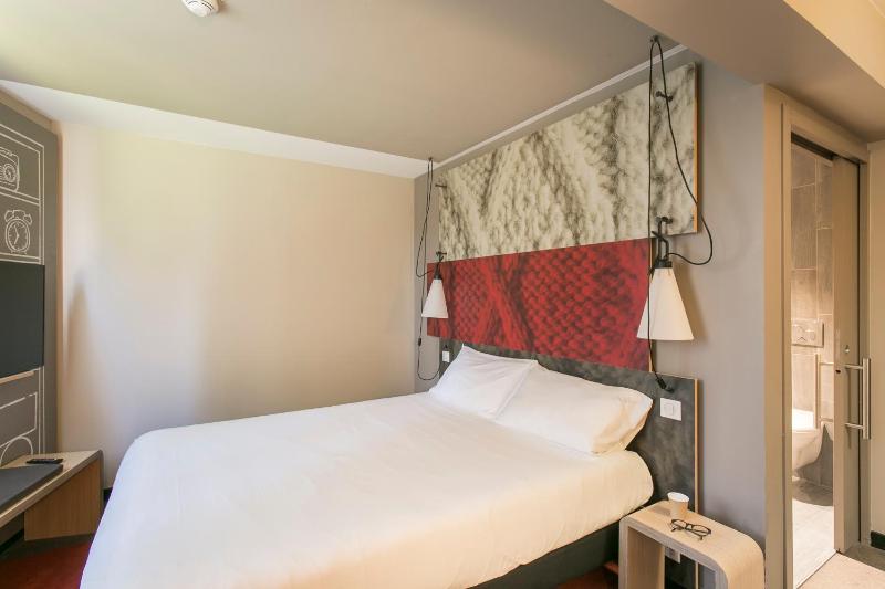 Standard Double Room image 4
