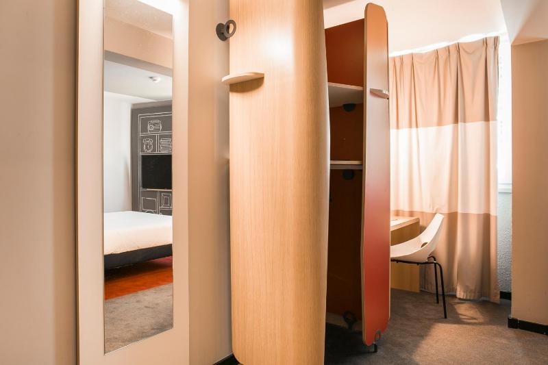Standard Double Room image 3