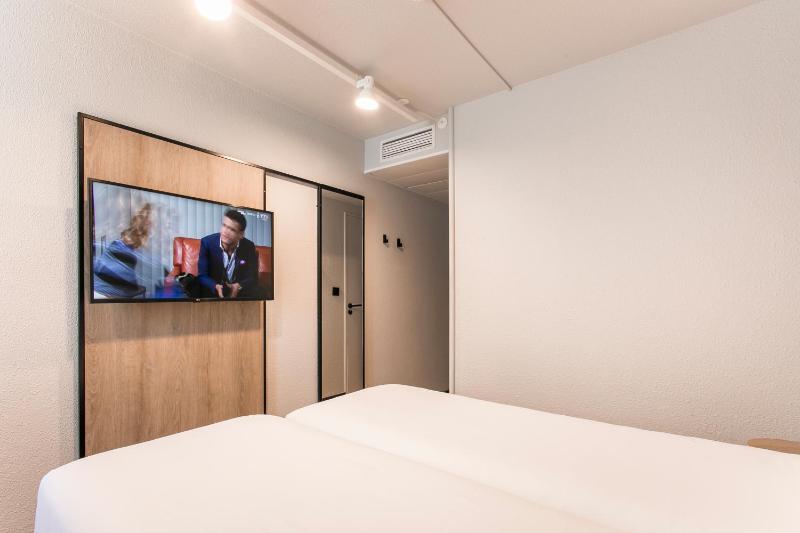Standard Twin Room image 4