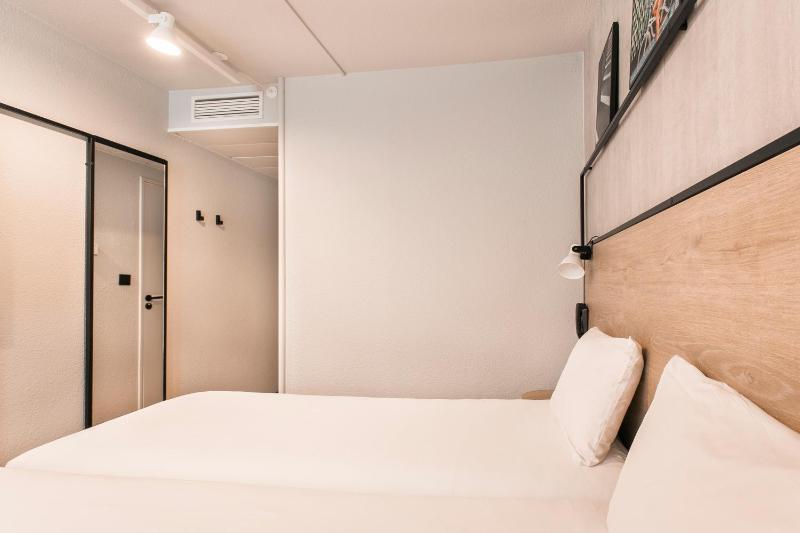 Standard Twin Room image 2