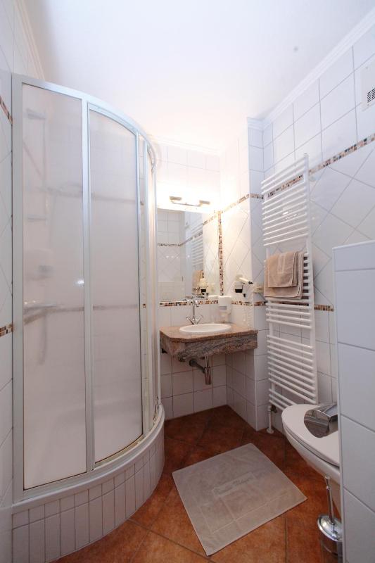 Single Room with Lake View image 4