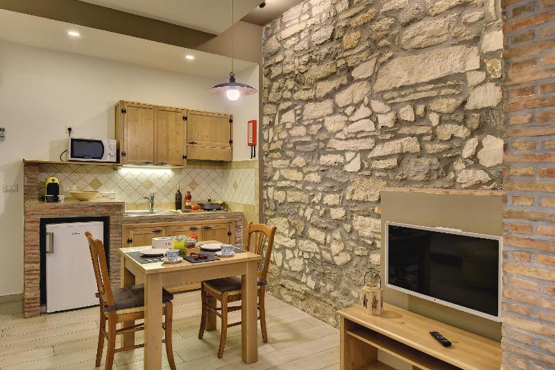 Studio Apartment image 3