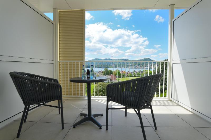 Single Room with Lake View image 3