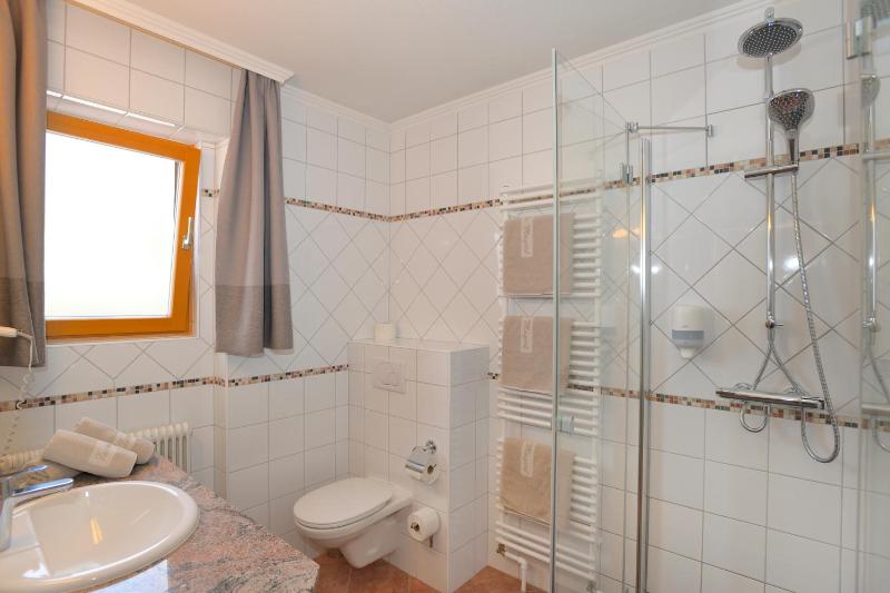 Double Room with Extra Bed image 2