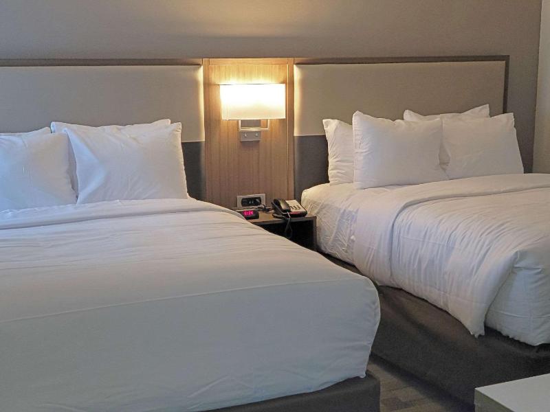 Queen Suite with Two Queen Beds - Non Smoking image 2