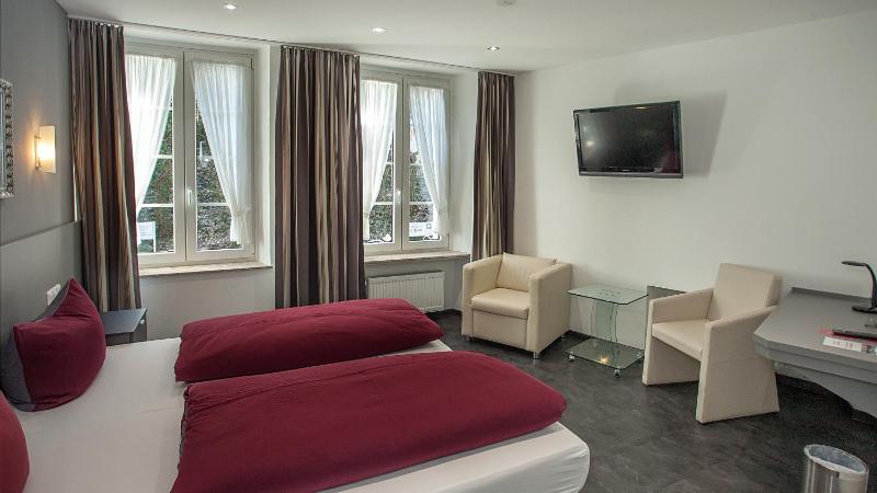 Standard Double Room image 3