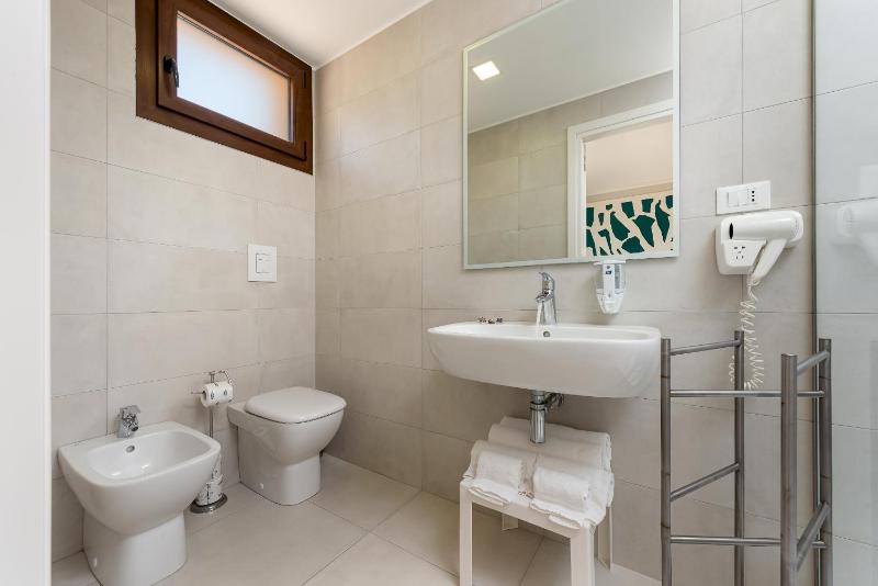 Double Room with Balcony image 4
