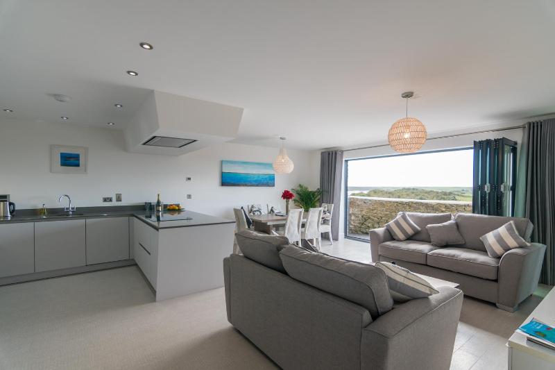 Apartment 3 Waterstone House - Sea Front Apartment Hot Tub - image 6