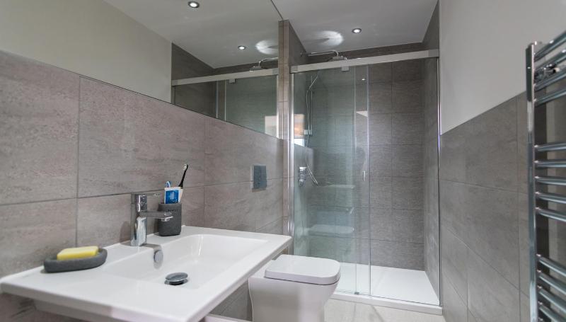 Apartment 3 Waterstone House - Sea Front Apartment Hot Tub - image 10