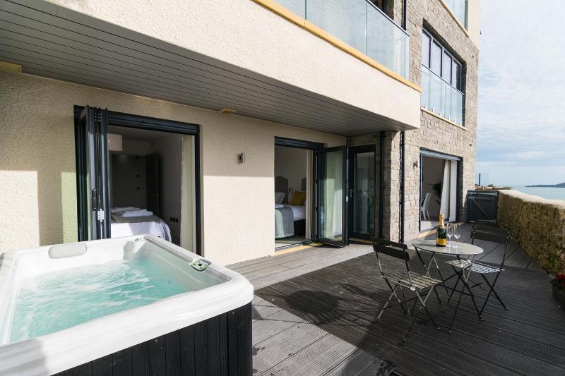 Apartment 3 Waterstone House - Sea Front Apartment Hot Tub - image 13