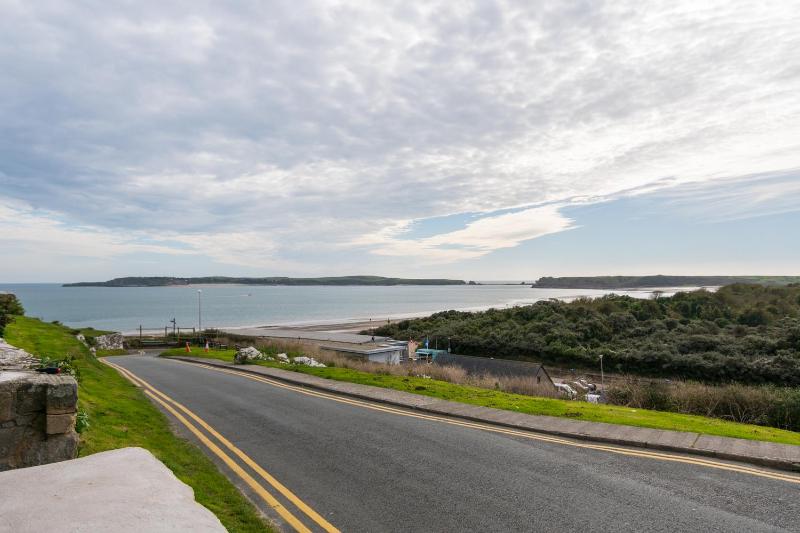 Apartment 3 Waterstone House - Sea Front Apartment Hot Tub - image 12