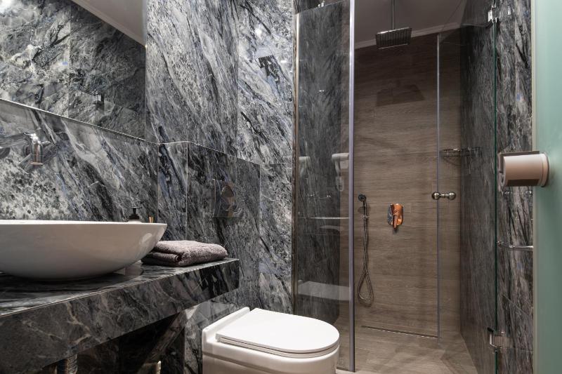 Basic Triple Room image 2
