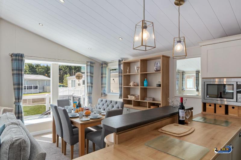 St Mary's View - Luxury Lodge Short Walk to Beach Parking - image 12