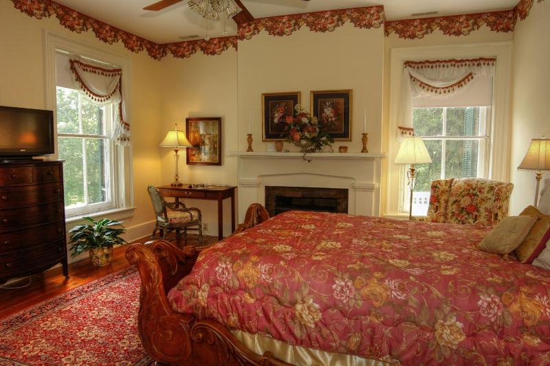 Deluxe Queen Room image 3