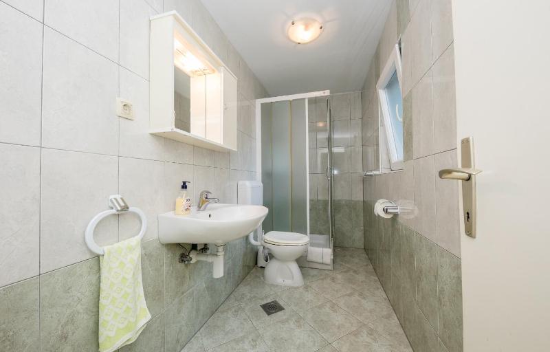 Double Room with Sea View image 4
