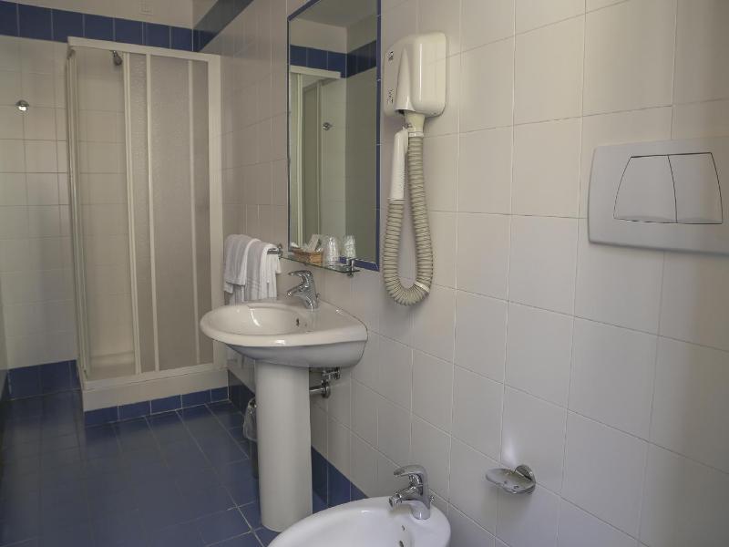 Basic Quadruple Room image 3