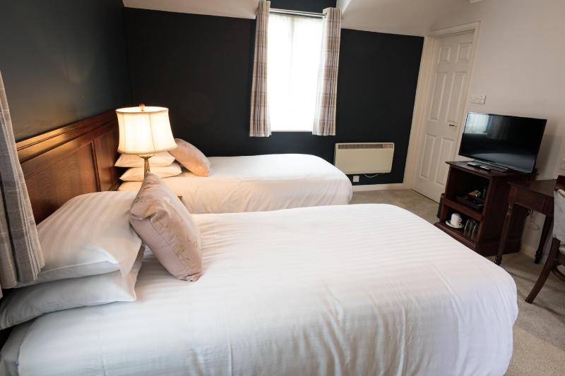 Twin Room with Private Bathroom image 4