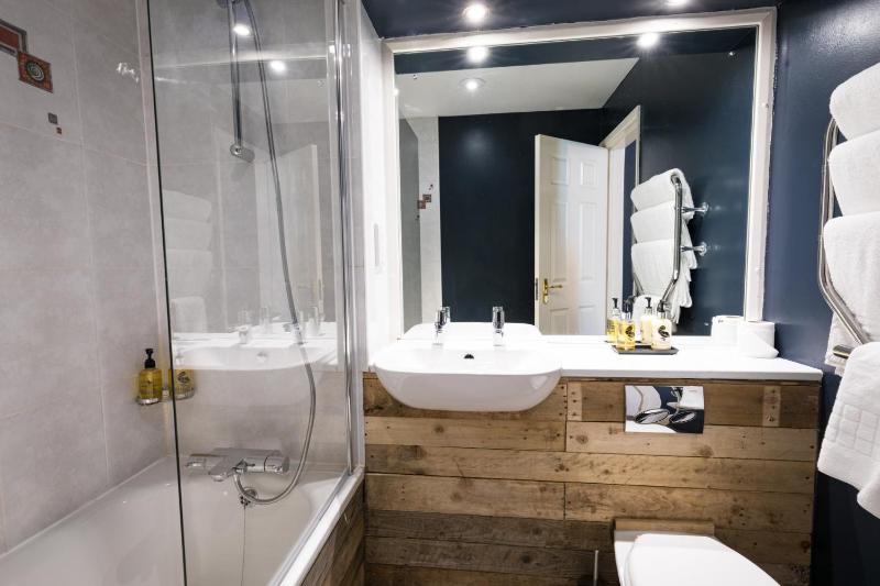 Twin Room with Private Bathroom image 3