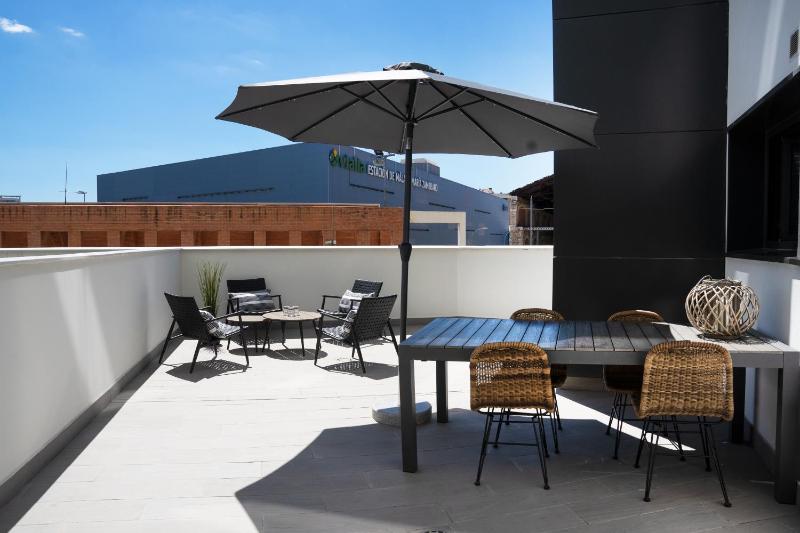 Central Premium Pool Terrace new - image 3