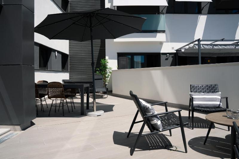 Central Premium Pool Terrace new - image 13