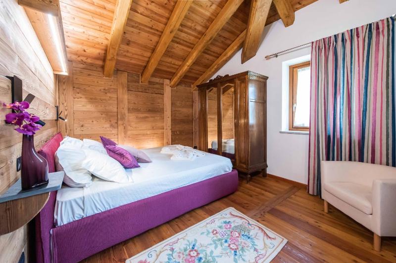 Six-Bedroom House image 4