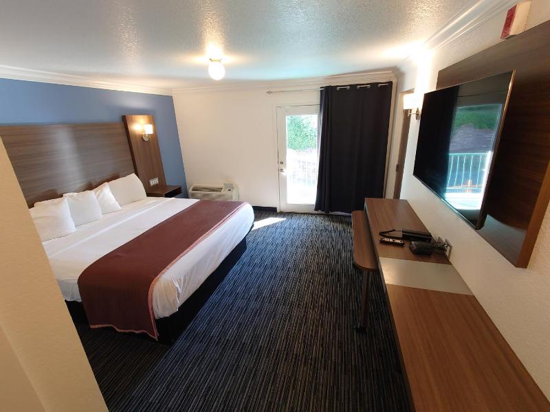 King Renovated Room With Pool View image 4