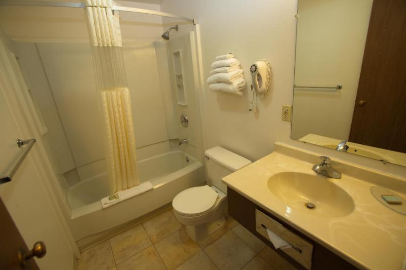 Queen Room - Non-Smoking image 3