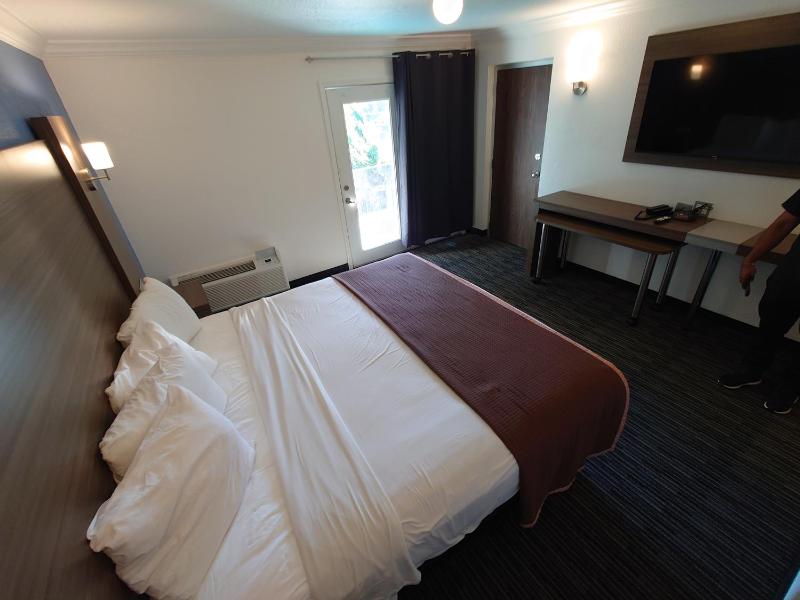 King Renovated Room With Pool View image 2