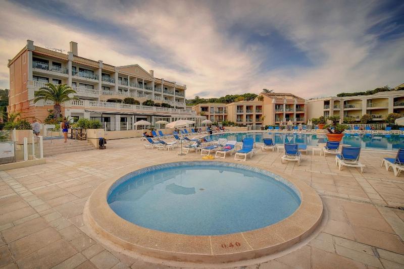 Upstays - 2 Rooms - Renovated - Pool - A C - image 13
