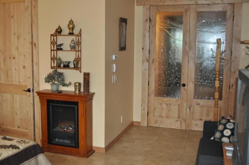 Queen Room - Non-Smoking image 3