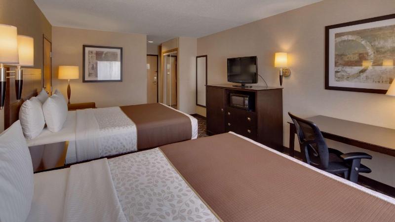 Queen Room with Two Queen Beds image 3