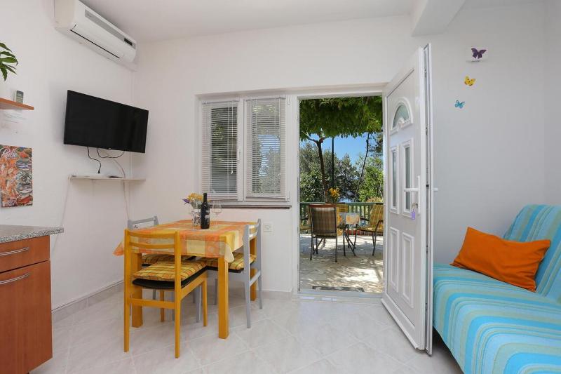 One-Bedroom Apartment with Terrace and Sea View image 3