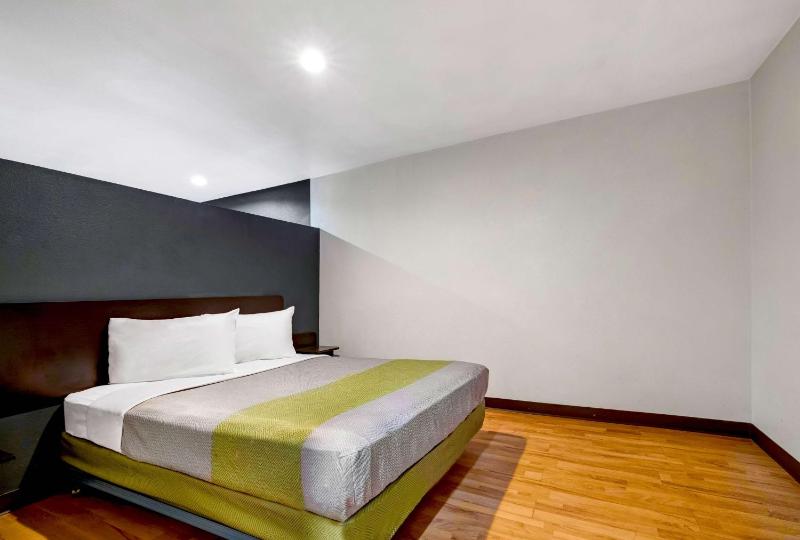 King Room - Non-Smoking image 3