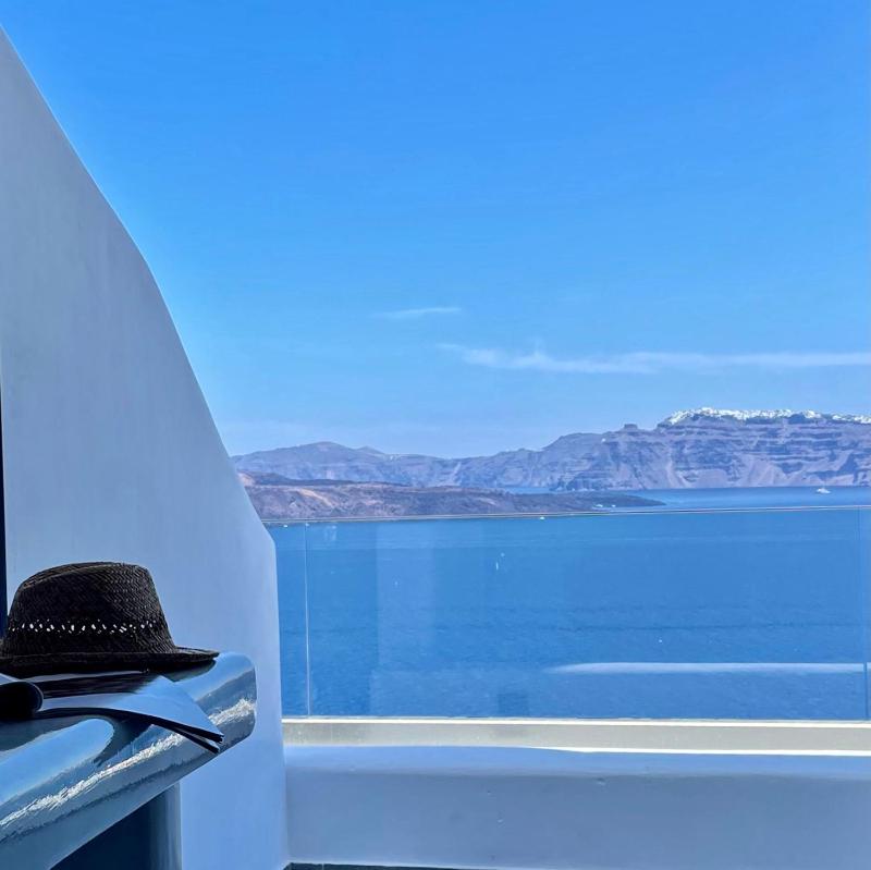 Junior Suite with Caldera View image 2